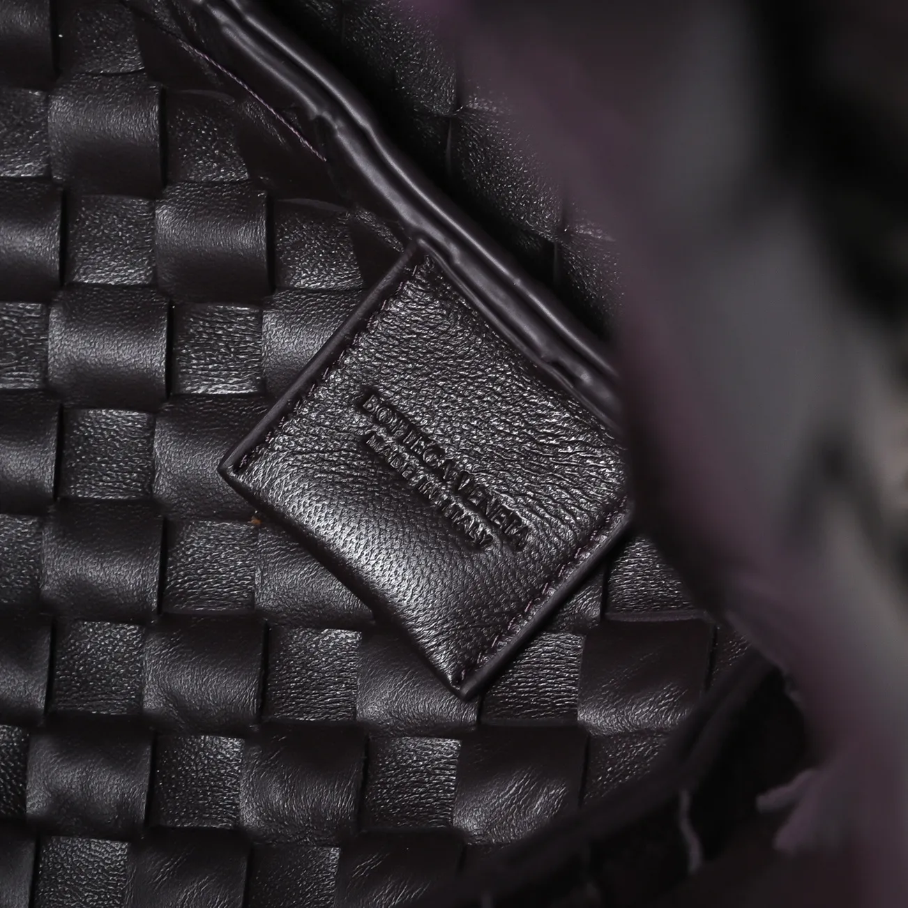 Batch 2160 new products are coming! BOTTEGA VENETA Bottega Veneta's 2025 new Campana shoulder bag is on the market~ First of all, I would like to praise the weight of this bag. As a not too small bag, it is very light for daily use. For people like me who need to carry a lot of belongings when going out, this advantage is great, and it greatly reduces the burden of traveling. 🛍️The shape is a bit like a combination of parachute and jodie. The blunt triangle shape is cute and honest. Carrying it on your back when going shopping is a good mood accelerator. The handles and body of the bag are both classic weaves. A tie is added to the original open design. If it is not tied up, the bag will look like a small vegetable basket when carried. Style number: 4249 Size: 33*20*16.5cm